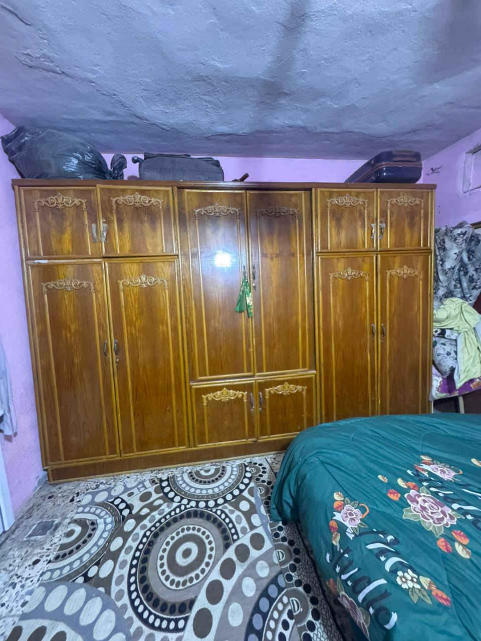 غرفه نوم نضيفه بدون ضرر فقط التاج مال جربايه مابيه 
سعره ٥٠٠ بيه مجال مكان شارع فلسطين ***********

