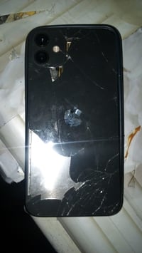 آيفون 11عادي ذاكره 128بطاريه 80 كلشي مابدل بي فقط بس ضهر مكسور 0774178...