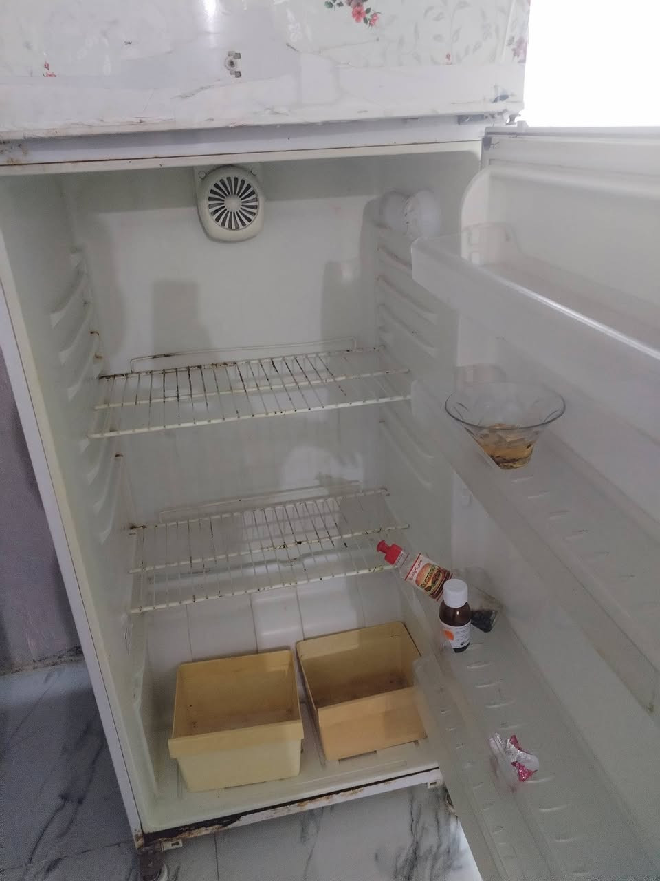 السلام عليكم  ثلجه مستخدمه السعر 100وبيه مجال  للبيع الستفسار ***********
