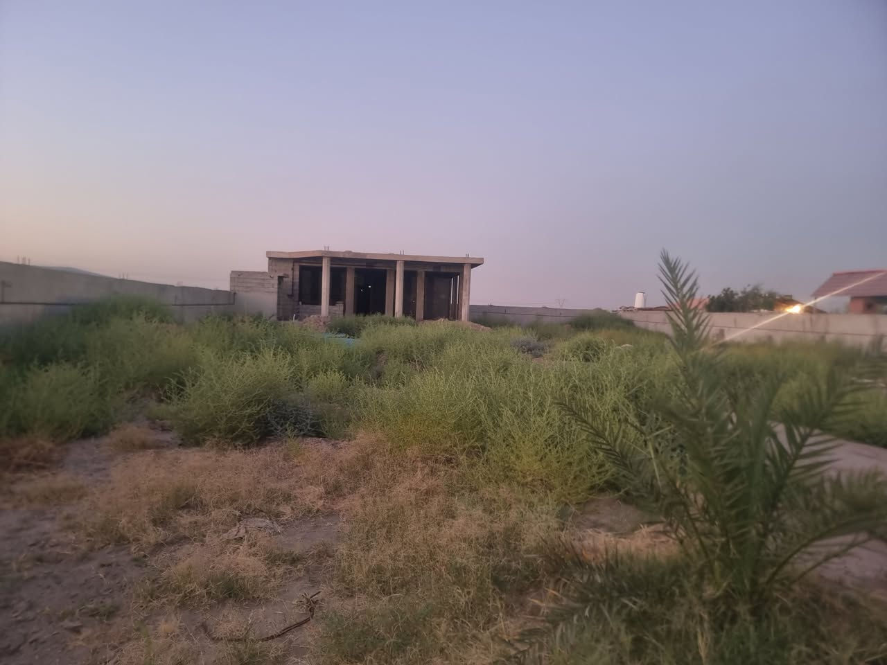 دونم طابو سند ٢٥ في  بغداد/ المدائن / ناحية الوحدة  
يحتوي على مطبخ كامل ومسبح ومحطات ستراحة عدد ٢  ونخيل برحي وابريم الدونم مسيج ومحروم في بوابه 
للستفسار اتصل موجوده كافة الخدمات كهرباء ماء اساله ماء نهر مولد سحب 
 ***********
***********
