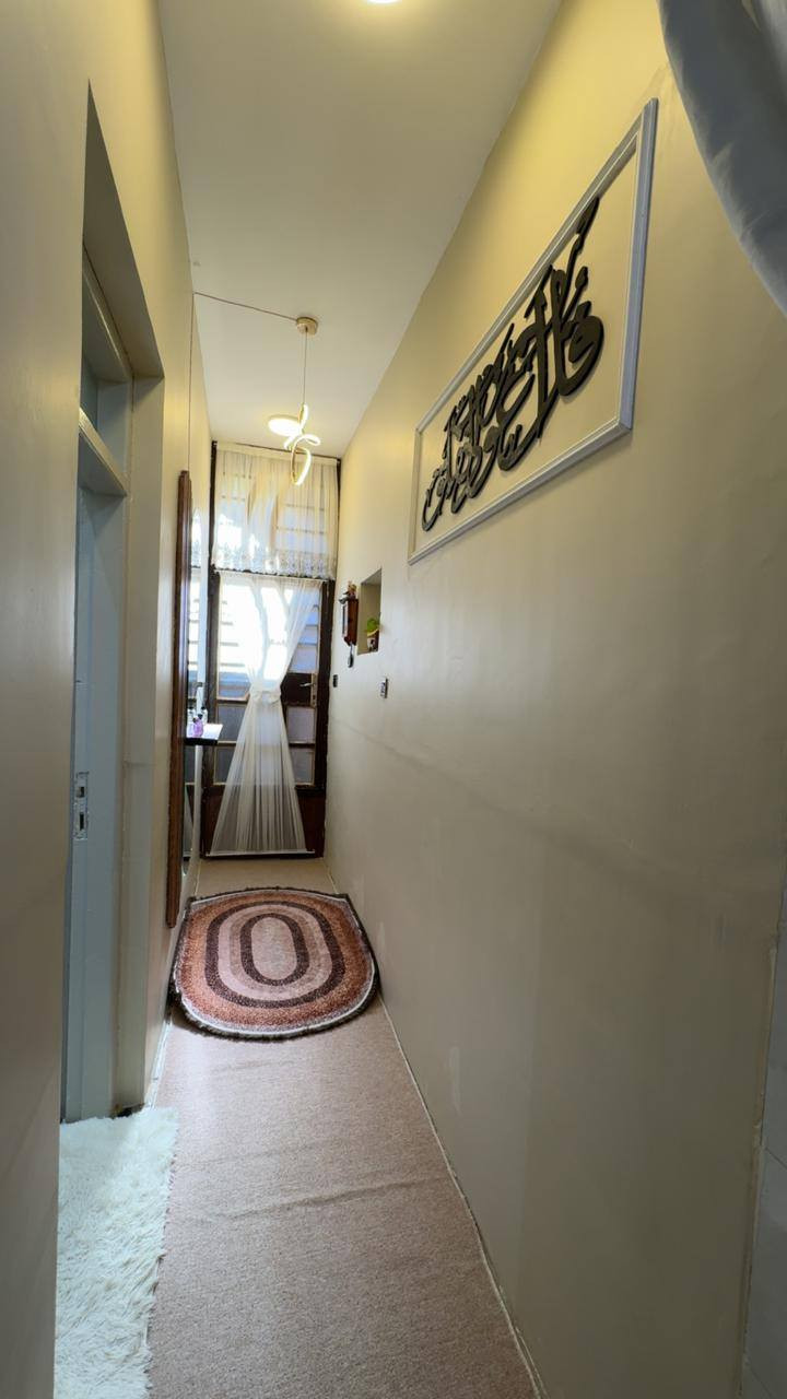 #بيت 50 متر زراعي الواجهه 5 متر والنزال 10 متر
يحتوي عل طرمه اماميه  متر * 5 وتواليت خارجي
واستقبال 3 ونص متر * 3ونص متر + ممر متر معزول عن الاستقبال
وحولي كبير وترك 1 متر ونص * 2 متر ونص
وحمام جوه 2متر * 1متر ونص وفوك حمام ثاني نفس الجوه
وبيهن غربيات يعني حمام توايليت
وغرفه فوك كبيره 5 * 3ونص وبيتونه كبيره نص البيت 5 متر * 5 متر وبي صطح عدد 2 كل واحد 5متر * 5 متر
والاساس مال البيت رفت صب. وليس بتلو ودفن تراب
العنوان الشعله قطاع السادس شارع ابو الدهن
بل فرع مال افران السيد هاتف
***********
