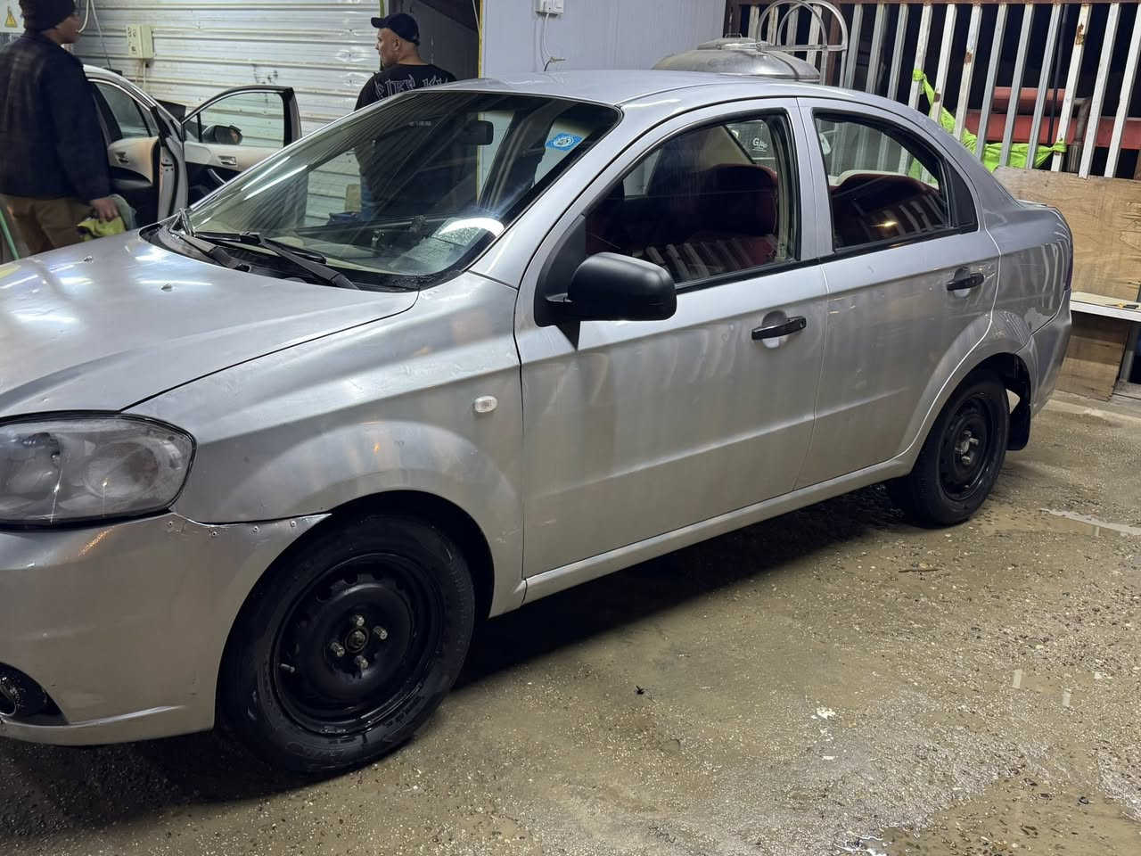 السلام عليكم افيو مسكر موديل 2013 للبيع رقم ديوانيه بأسمي السياره مبدل بيها بنيد وجاملغ امامي وجاملغ امامي يسره مصبوغ وبيها تكحيلات بسيطه وبيها ضربه بالجنطه راجعه بارد على كد اربع اصابع كير ومكينه مكفولات السياره كامله من كلشي فقط صدرها شويه تعبان عنوانها بابل السعر 68 وبيها مجال للأستفسار ***********
