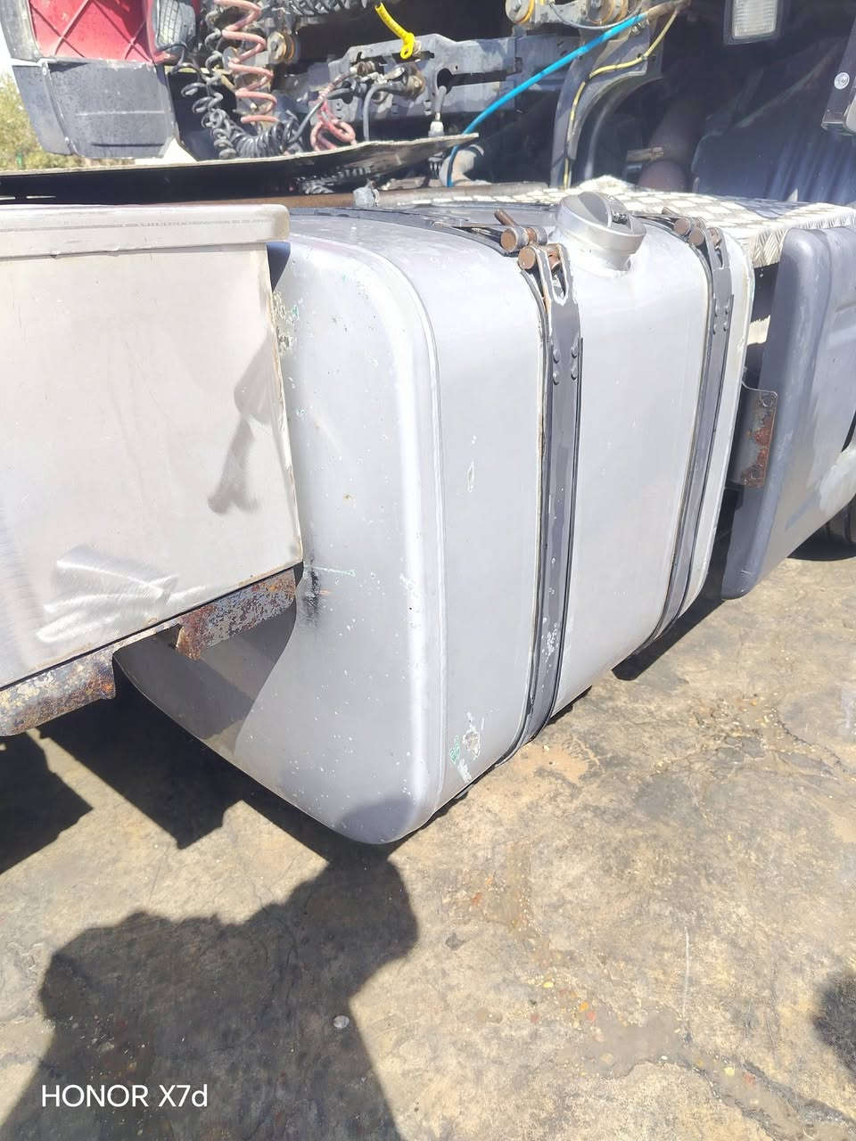 سلام عليكم تنكي 300 فالون بلدي هوه وقوعده كمل مكفول ***********
