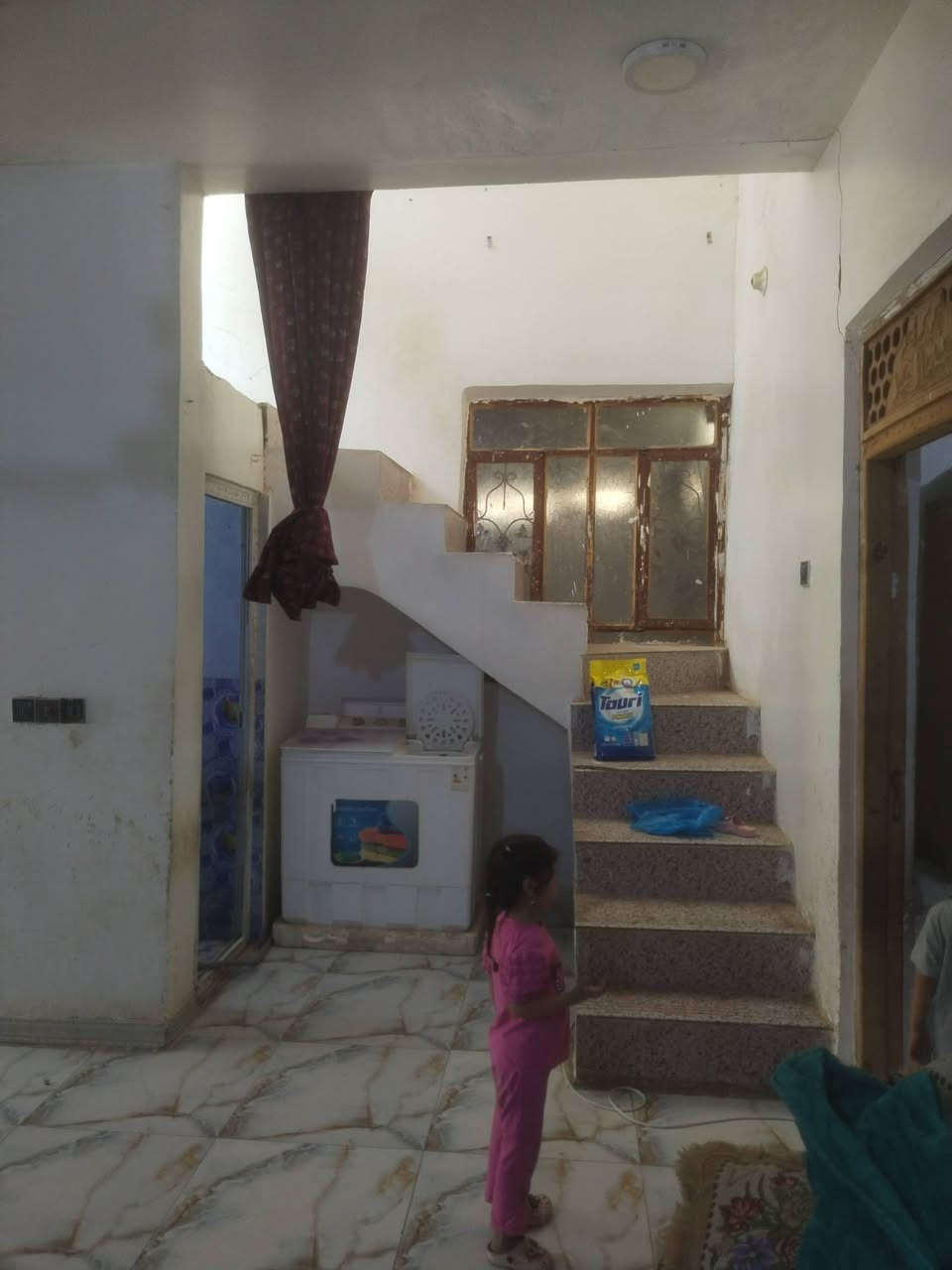 بسعر مناسب جداً 
🏠 بيت جاهز للبيع – الديوانية / قضاء السنيه نزلة كاظم ال جاسم 
📐 المساحة: 160  متر
▪️ الواجهة 10 متر × النزال 16 متر
✅ التفاصيل:
▫️ سند 25 زراعي بعقد أصولي جاهز
▫️ البيت يتكون من غرفتين ومطبخ وصالة واستقبال
 ومجمع صحيات وطارمة 
▫️ مداور ثاني يوم 
▫️ خدمات كامله تبليط بالباب 
▫️ يبعد  100 متر فقط عن الشارع العام ديوانية حله 
💰 السعر المطلوب: 46  مليون وبي مجال 
📞 للاستفسار:
خاص أو الاتصال على الرقم امير الفتلاوي
***********
