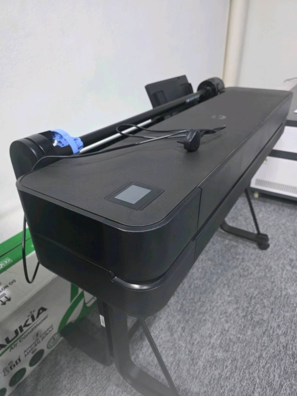 طابعه بلوتر ممتازه من شركه hp t630 تطبع قياسات لحد رولات ال٩٠ سنتيم مستعمله استعمال قليل تقريبا سبوعين فقط يعني جديده بحاله الوكاله تقريبا ونضيفه و شغلهه سريع وحلو لطباعه المخططات و غيرهه 
السعر ٣ ملايين و بي مجال للتفاوض