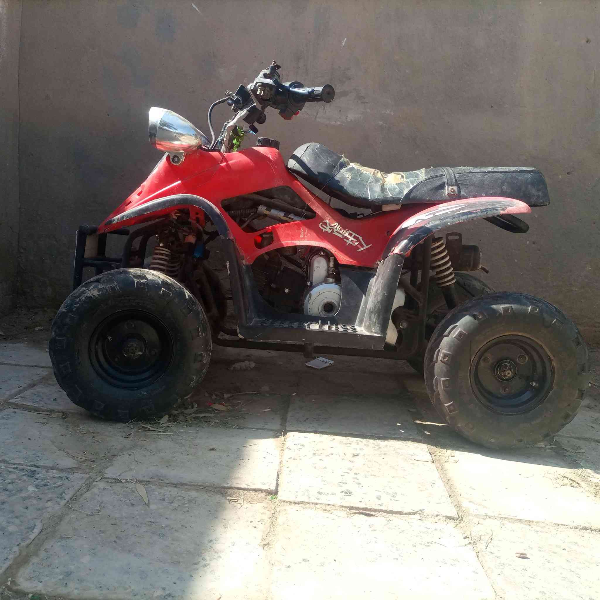 السلام عليكم دراجه رباعيه جانت شغاله عطل بيه ماكنيت بس والله كلشي مابيه بس الماكنيت   سعر 200 قفل    ***********
