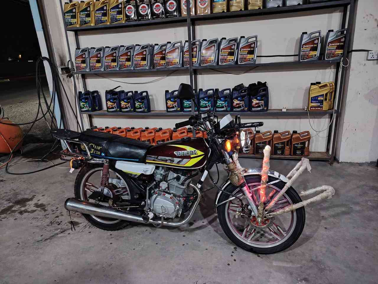 سلام عليكم دراجة ايراني سيفان موديل 22 مثل ما تشوف نضيفه وحلوه السعر خاص ***********
