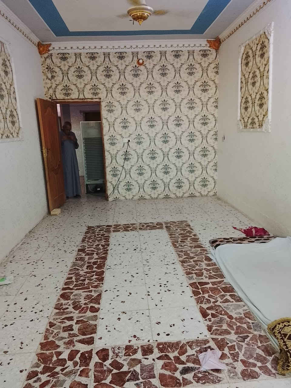 السلام عليكم بيت للبيع المساحه 150متر سند 25طابو زراعي بأسمي العنوان حله ورديه خارج خلف معمل بلوك ابو كيره البناء صب كونكريت يحتوي البيت ع استقبال وصاله ومطبخ وغرفة نوم واحده ومناور ومجمع صيحات داخليه وخارجيه وطارمه صغيره البيت كامل بدون نقص للا ستفسار الاتصال ع صاحب البيت  ***********  //ملاحظه اني مكلف بنشر
