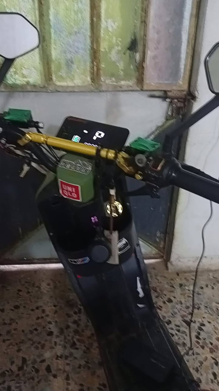 السلام عليكم دراجه R9 شغاله مابيه اي نقص قبل سبوع مبدل بطاريات 4 جدد اخذته ب300 وبطاريات ب200 الله شاهد وهسه اريد ابيعه ب300 قفل 
مكاني بغداد الزعفرانية 
***********
