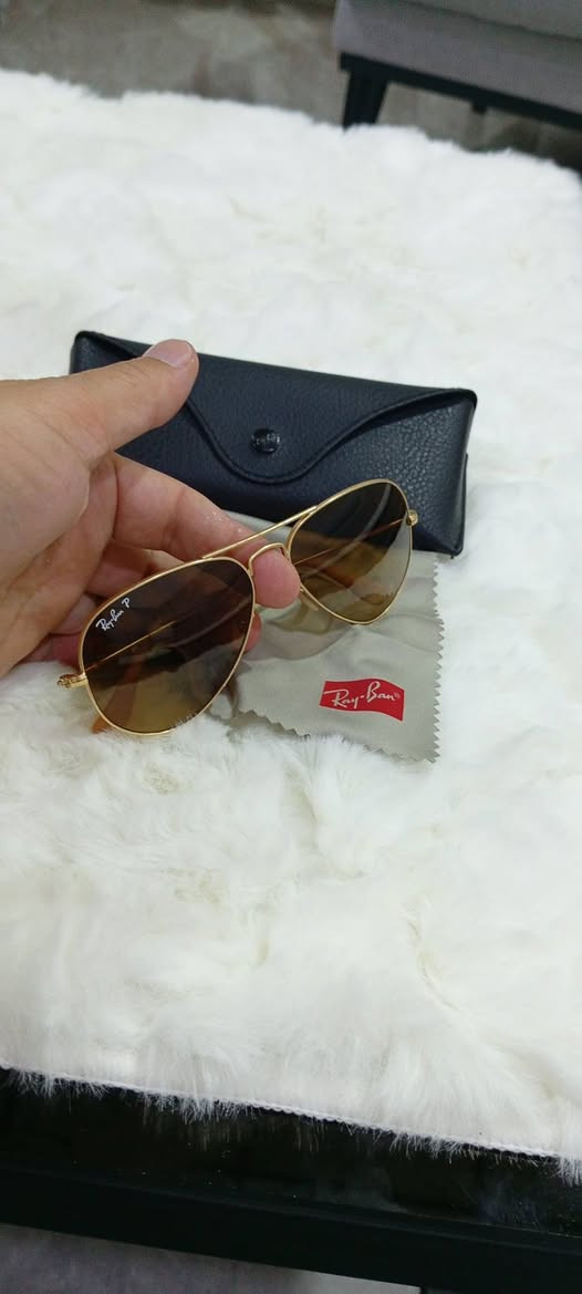 نظارة ماركة راي بان ايطالي اصلي اورجنال
موديل: طيارين
قياس:55 
عدسات حجر سميك
فلتر:  UV400 و بوليرايز لحماية العين من أشعة فوق البنفسجية 
قطعة نضيفة جدا
للاستفسار: واتس اب ***********
