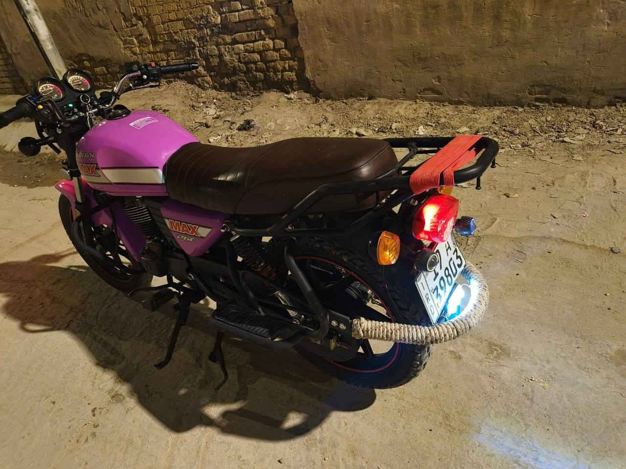 السلام عليكم دراجه دايوان MAX موديل 2023 رقم انكليزي وسنوية كربلاء تحويل مباشر دراجة مكفوله كفاله عامه من كلشي برغي ما مفتوح بيها بين قوسين شرط الفحص جديده ما اطلع بيها هواي كلش قليل 2,400    رقم الهاتف للتواصل وتساب***********
