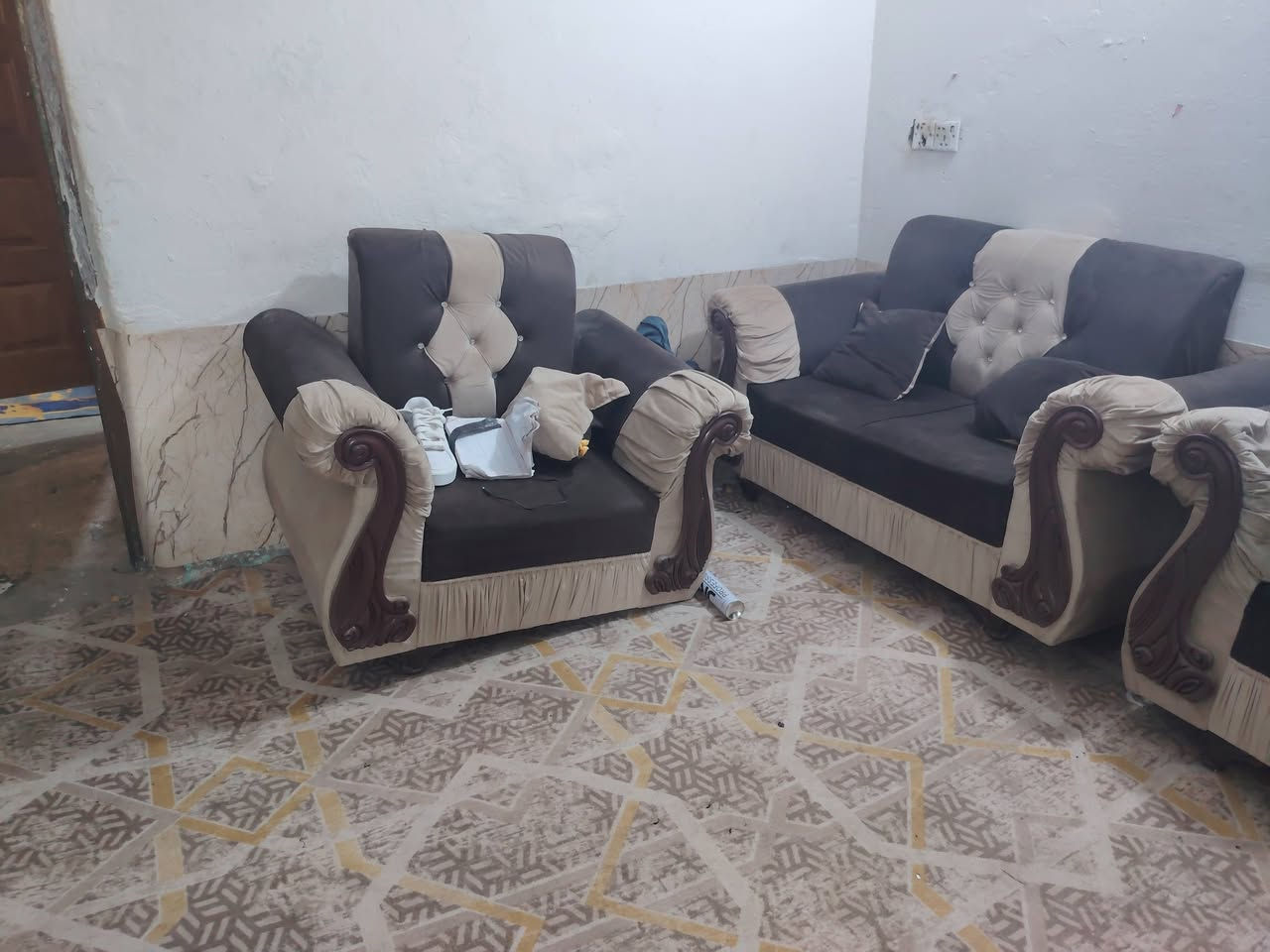 السلام عليكم تخم للبيع بي ضرر بسيط خلع بيدتين بس قيم وخد عنواني الشعب الديوان ***********
