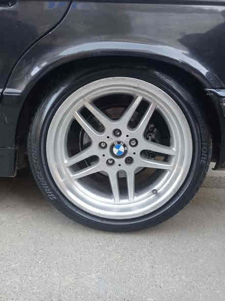 وویلی M18دووسایز تایەکانی سەدا 80تازەیە وویلەکانی زۆرجوان وبێ عەیبە بێ بۆیاخ وتەنها یەک وویلی لەحیمی پێوەیە ئەویش بەزەمان لەرزین ولێچوون وبێ خواری بەشەرتی هەمووشتێک  گۆڕینەوە تەنها بەمووشەبەک تکایە باقیت نیە نامە مەنێرە لەگەڵ ڕێزم لەسلێمانی ***********
