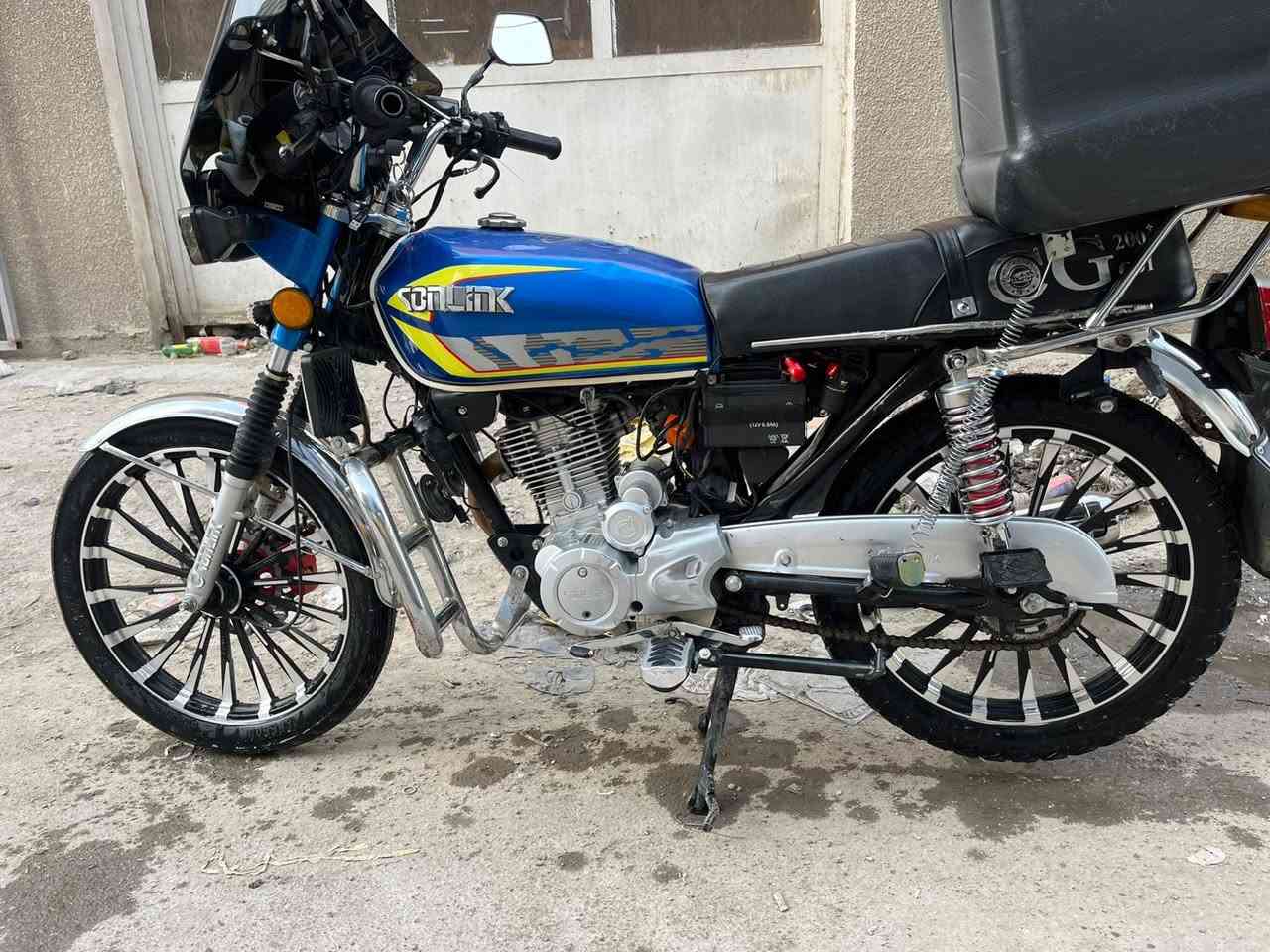 السلام عليكم دراجه سولنك 2025محرك 200cg دراجه صارله 3 اشهر يمي دراجه اورق بسمي حصرا مكفوله نضافه فول 
السعر 850
***********
