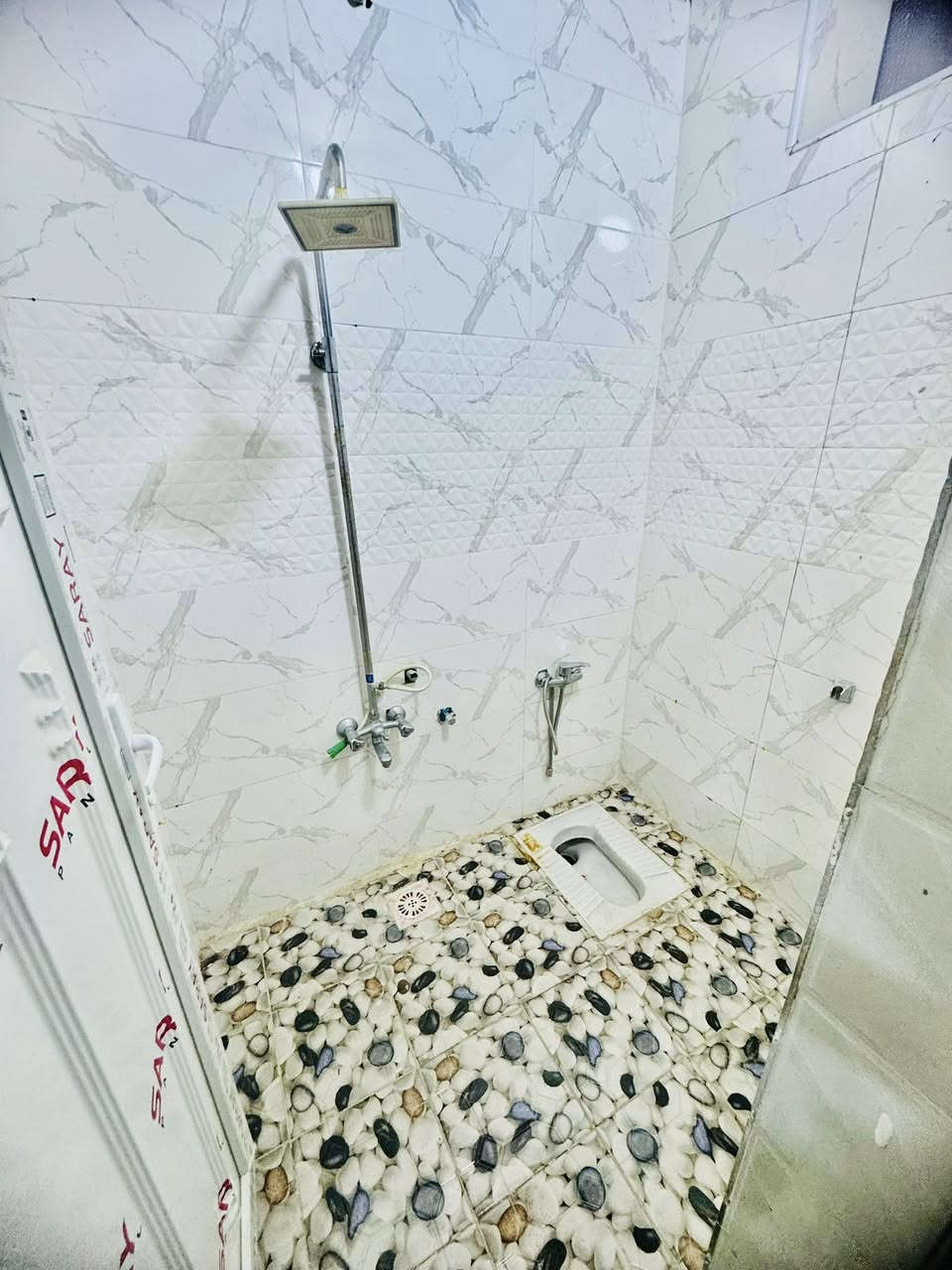 دار لليجار مساحه 100 متر طابق واحد مكانه نجف مجمع بيتي الثاني  شارع البيت ١٥ قريب عله مجمع السلطان بي غرفه وصاله وستقبال ومطبخ وصحيات عدد ثنين ومكشوفه ماي كهربائي وطني ومولده تانكي ماطور سخان 
سعر ايجار 250 الف  
استفسار

***********
‭
