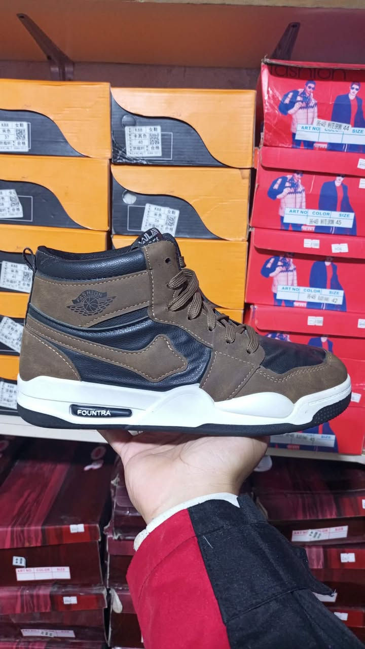 🔥 كشخة الجوردن بـ 8 آلاف بس! .. العرض الأقوى في الساحة 🔥

تريد حذاء يجمع بين ستايل الجوردن العالمي والسعر المناسب؟ وصلت وجبة أحذية FOUNTRA الجديدة، الموديل الأكثر طلباً في الأسواق الآن!

✨ مميزات الحذاء:
الديزاين: ستايل جوردن (High Top) الشهير، يعطيك هيبة وكشخة باللبس.

الألوان: تشكيلة ألوان رهيبة (الأبيض الملكي، الأسود الفخم، والبيجي العصري).

الجودة: نعل "Fountra" مريح، وخياطة ممتازة مقارنة بالسعر (درجة أولى بالاقتصادي).

الاستخدام: مثالي للطلعات، الدوام، والمشاوير اليومية.

💰 السعر صدمة: 8,000 دينار فقط!
(سعر الجملة صار مفرد.. لا تفكر ولا تحتار!)

📏 معلومات الحجز:
القياسات المتوفرة: من 41 إلى 45.

التوصيل: متوفر لجميع المحافظات 🚚.

🛒 للحجز والاستفسار:
سارع بالحجز فالكمية تنفد بسرعة! أرسل رسالة تحتوي على (صورة الموديل والقياس) عبر:

الرسائل الخاصة (الدايركت).

واتساب (WhatsApp): 0781 274 8261

#أحذية #العراق #كشخة #ستايل_جوردن #توصيل_محافظات #أزياء_رجالية
