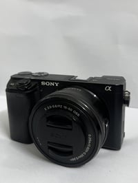 Sony a6400 كامرة سوني ٦٤٠٠ للبيع مع عدسة كت ١٦-٥٠  كارتونتهة وغراضهة ك...