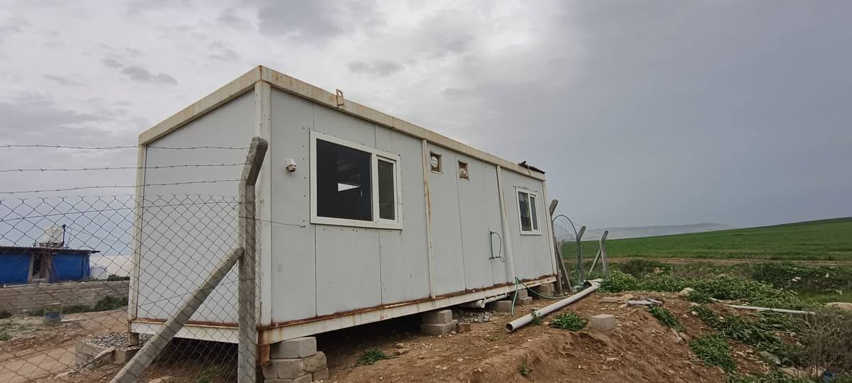 سلام عليكم
كرفان للبيع غرفتين مشتملات مابي اي نقص شرط بدون خيسان ارضيه جديده السعر 20$ الاستفسار الاتصال على***********
