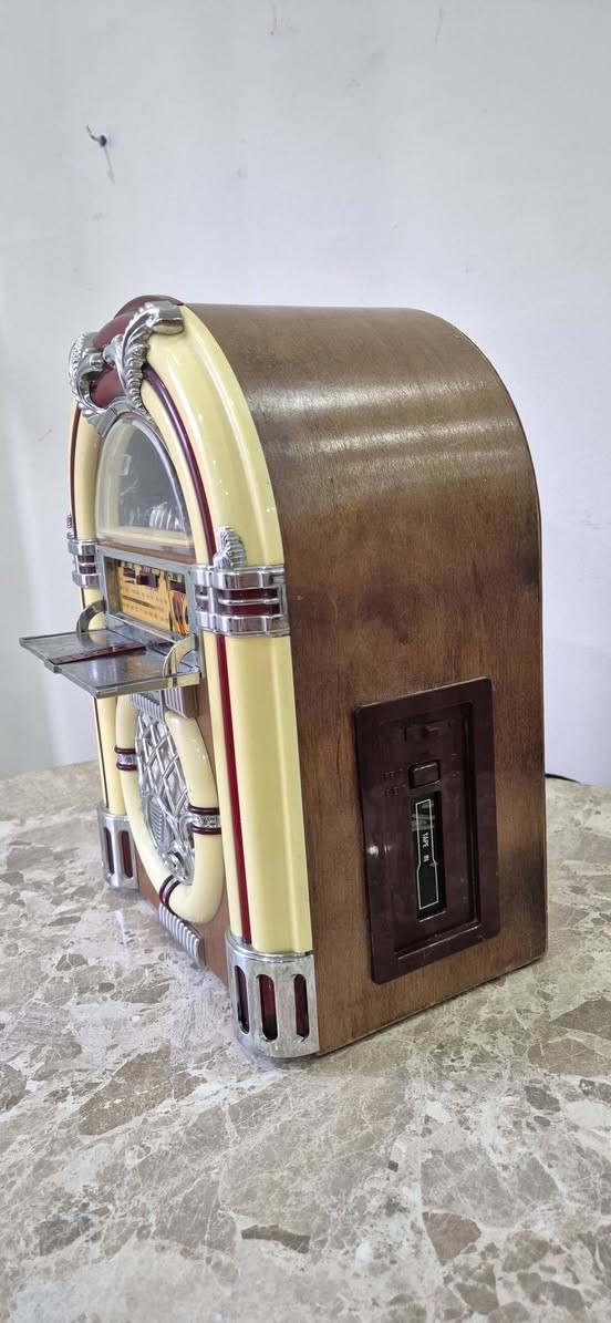 Poste Radio k7  Jukebox Vintage - Style Wurlitzer


**إذا كنت صاحب هذا الإعلان وتريد حذفه لأي سبب، رجاءا أرسل رسالة إلى الدعم الفني**