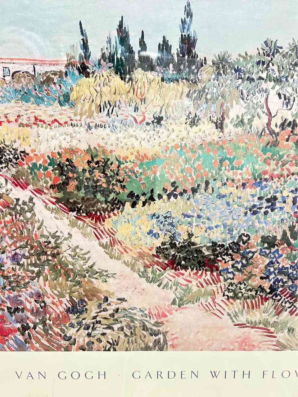 27.75”wide x20” high x1” 
Framed Vincent van Gogh 'Garden with Flowers art print. This piece has a black metal frame and a white mat. The back includes a hanging wire for easy wall mounting. Burnaby, BC


**إذا كنت صاحب هذا الإعلان وتريد حذفه لأي سبب، رجاءا أرسل رسالة إلى الدعم الفني**
