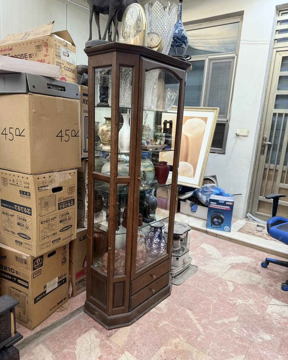 فاترينة (أو "أرجونتري" كما يطلق عليها في بعض المناطق)
باله صناعه ياباني
وهي عبارة عن خزانة عرض خشبية كلاسيكية مصممة لعرض التحف والأواني المنزلية الأنيقة. 
مواصفات وتفاصيل القطعة:
التصميم: تتميز بتصميم كلاسيكي سداسي الأضلاع (Hexagonal) يسمح برؤية المحتويات من عدة زوايا.
المواد: تُصنع عادةً من الخشب الطبيعي مثل خشب الزان أو البلوط، وتأتي مع أرفف زجاجية داخلية.
الاستخدام: تُستخدم بشكل أساسي في غرف المعيشة أو الصالونات لعرض الديكورات، التحف، أو أطقم الضيافة الفاخرة.
الإضافات: تتوفر بعض الموديلات المشابهة مع إضاءة داخلية مدمجة لإبراز المعروضات. 

 +2


**إذا كنت صاحب هذا الإعلان وتريد حذفه لأي سبب، رجاءا أرسل رسالة إلى الدعم الفني**