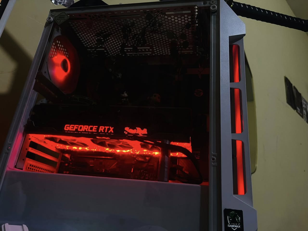 بيسي جيمينج للبيع مواصفات
كارت الشاشة 3070ti palt gam rock
معالج razan 5 5600x
تبريد ستوك 
رام 16 3200
بورسبلاي براند عالي جدا و بور قوي 750 واط 
تخزين hdd1000
ssd 256
Ssd120
M.2 120
أربع هاردات
كيس أربع فانات ارجي بي متغير التجميعة محترمة و القطع كلها براندات عالية و ماكو عنق زجاجة  و التجميع احترافي مرتب سعر التجميعة مليون و ١٥٠بي مجال للشراي التجميعة نضيفة و درجة حرارة الكارت و المعالج مستقرة و طبيعية 
التجميع بيع مستعجل ضمان فحص
*********** مكان بصرك تنومة
