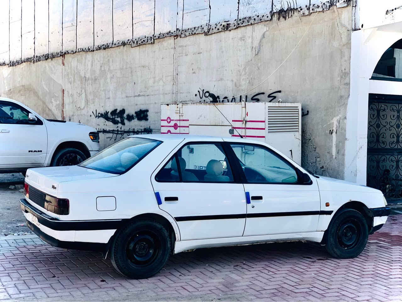 بيجو ايراني موديل 2009
كير و مەکینە بێ عيبە 
رقم و سەنەی تازەیە 
بیطاقەی بانزینی هەیە
تەبرید ساردی و گەرمی ئیشەکات
سعري ٣٦
 رقم موبايل
*********** كركوك, العراق
