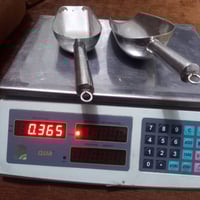 ميزان حساس مع شاشة امامية وخلفية وحساب السعر والمادة معا استعمال قليل ...