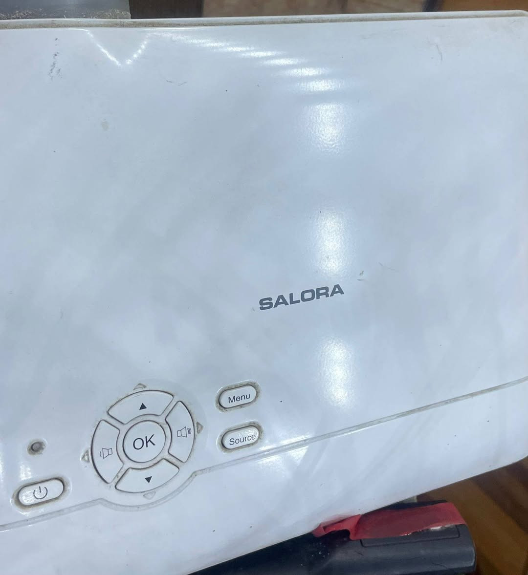 داتاشویێ (Epson) یێ فوول کوالێتی ،
​هەکە ل دویف کوالیتەکا بلند و وێنەیەکێ روون بگەری، ئەڤ داتاشویە باشترین هەلبژارتنە بۆتە:
✅ تەماشەکرنا یاریێن تەپاپێ (Football) ب شاشەکا مەزن.
✅ دروستکرنا سینەمایەکا بچووک ل مال بۆ فیلم و زنجیران.
✅ گۆتارا وانەیان ل قوتابخانە و پەیمانگەهان.
​🔹 تایبەتمەندیێن سەرەکی:
​مارکە و مۆدێل: Epson EB-S03 (ژ مارکێن هەرە بێ کێشە ل جیهانێ).
​کوالیتێ وێنەی: ب تەکنەلۆژیا 3LCD کار دکەت، کو ڕەنگان زۆر سروشتی و گەش نیشان ددەت.
​روناهی (Brightness): ٢٧٠٠ لۆمنز، کو وێنەیەکێ روون ددەتە تە تەنانەت ئەگەر ژوور کێمەک رووناهی ژی لێ بیت.
​پۆرت و پەیوەندی:
​پۆرتا HDMI (بۆ پەیوەندیکردن ب لاپتۆپ، پلەیستەیشن، یان ریسێڤەری).
​پۆرتا USB و VGA.
​کێش و قەبارە: یێ سڤکە و ب ساناهی دهێتە گۆهاستن.
​🔹 حالەتێ ئامێری:
​ئامێر گەلەک یێ پاقژە و چ کێشە لێ نینن (وەک د وێنەیان دا دیار).
​وێنە و رەنگێن وی زۆر د جێگیرن.
ژبوو پتر پێزانینا تلەفونێ بوڤێ ژمارێ بکەن : *********** ڤایبەر واتس اب دهوك, العراق
