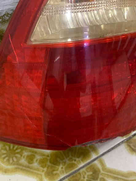 السلام عليكم اخوتي الاعزاء زوج بك لايت تجاري اليمنى مابي شي واليسرى بي كسر شوية موضح بالصورة السعر ٥٠ الف المكان بغداد الكرخ ***********
