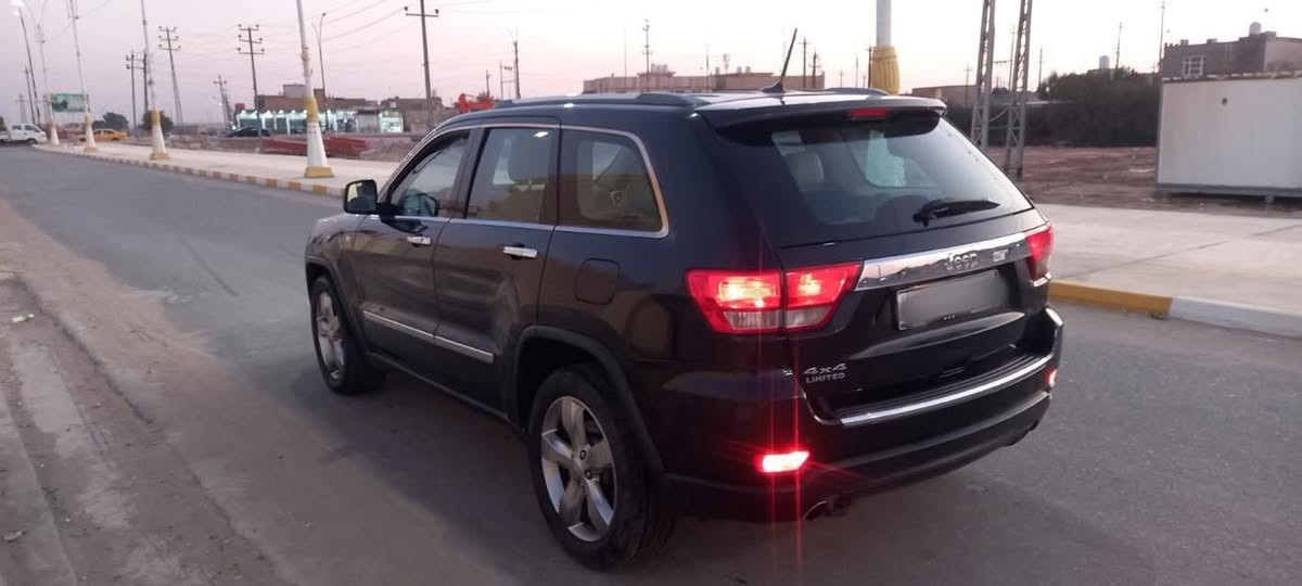 جيب لاريدو لمتد فول مواصفات مكفولة كفالة عامة  خليجي موديل ٢٠١٣ سيارة حلوة مابيهة اي نقص تخم تاير حدادية سفنجة تبريد ثلج غاز البلاد مرقم بصرة معاملة كاملة باقي على دفع الكمرك السعر 135 بيها مجال قليل ***********
