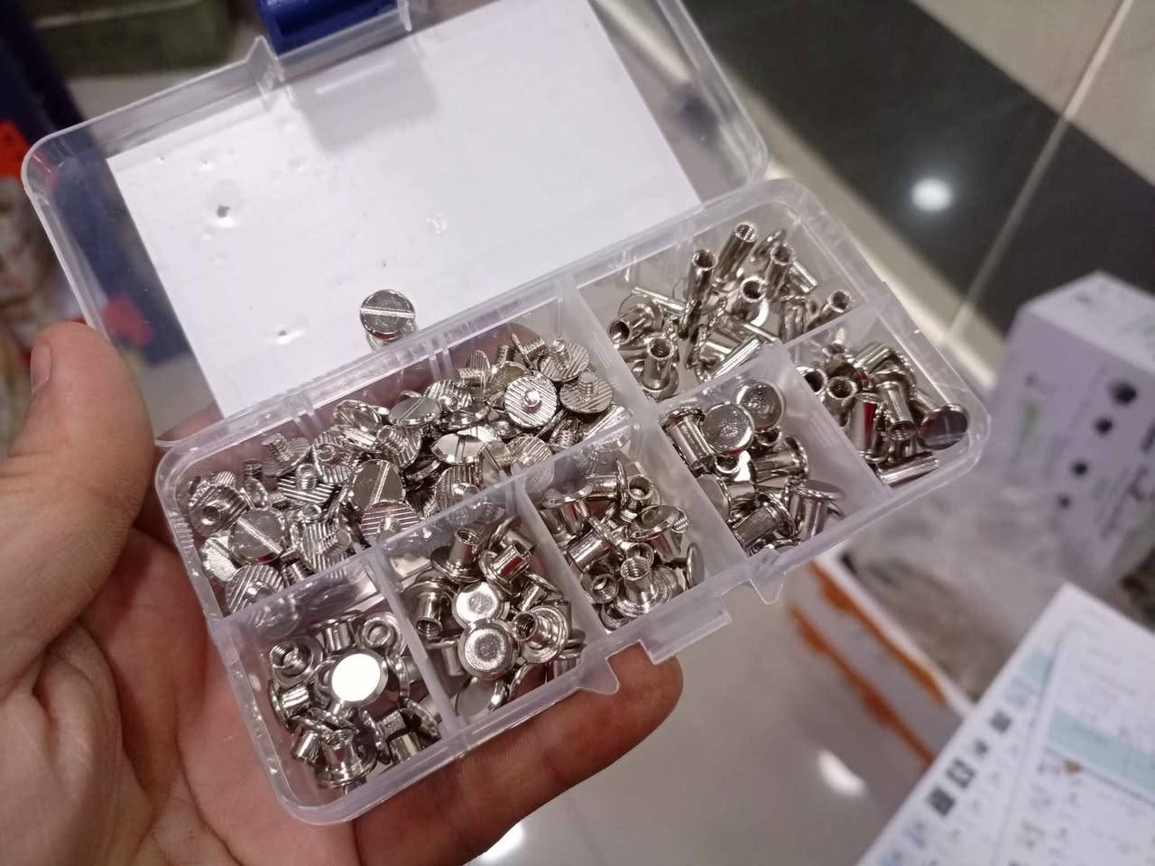 باركود : 62874
   علبة يتكون من 90 سيت من براغي و صامولات حزام جلد قياسات مكتوبة على علبة 
سعر علبة: 10 الف


**إذا كنت صاحب هذا الإعلان وتريد حذفه لأي سبب، رجاءا أرسل رسالة إلى الدعم الفني**