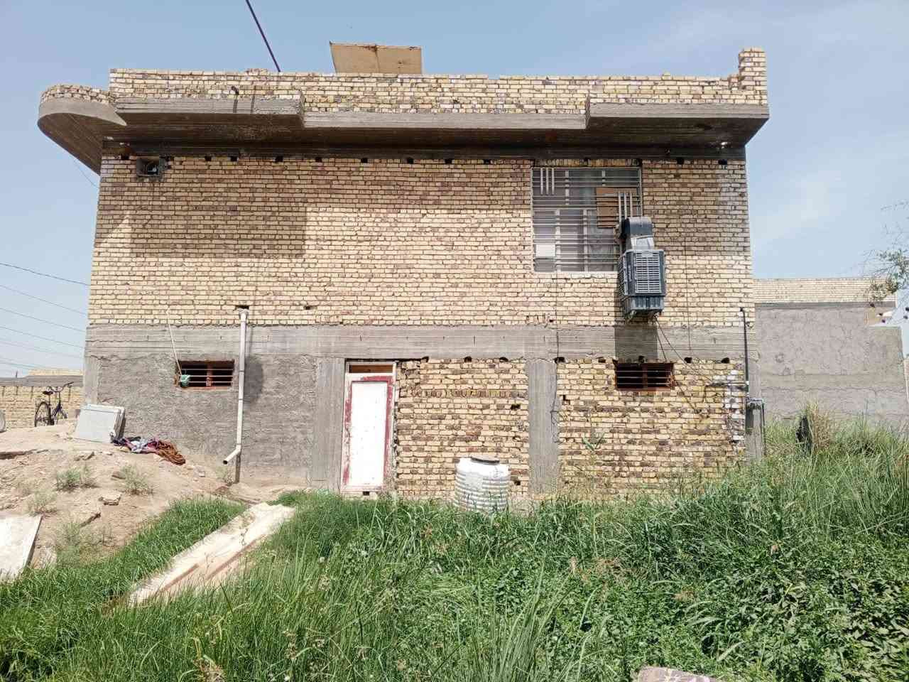 سلام عليكم بيت للبيع مساحه 200 متر بناء درجه اولى طابوق جمهوري صب مسلح 35c البيت يتكون من غرفتين نوم صاله استقبال مطبخ الجوه مخزن كامل يصلح معهد او حسينيه مكان كربلاء طويرج عل حولي يم بيت الدكتور قتيبه عل شط سعر ب 130 وبي مجال شي قليل استفسار خاص او رقم ***********
