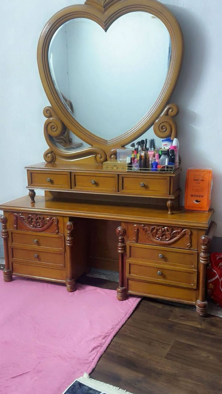 سلام عليكم غرفة تسكام ثكيله وضخمه للبيع سعره 900 بيه مجال بسيط *********** مكاني  بغداد شارع حيفا عددها 7 قطع ونظيفه الي يريد يجي ويتكد شوفها بعينه
