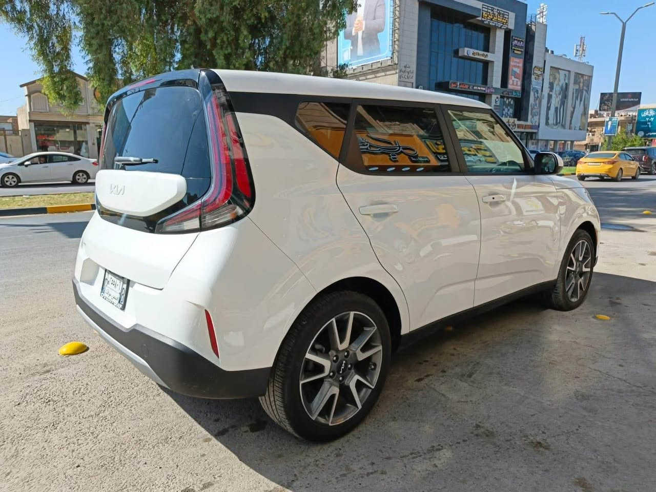 ‏:  2024: KIA: SOUL EX
اللون : ابيض صدفي 
سعه المحرك :  2.0 DOHC دوش
المسافه المقطوعه : 8000 mi
----------------------------------
🚘 المواصفات 🚘
وارد امريكي  🇺🇸
بصمه
فتحه
شاشة العدادات ديجيتال
شاشه 
كاميرا
كراسي كهرباء
تدفئة مقاعد اماميه
فرش جلد و مخمل
تحكم سرعه
تحكم مسجل
شاحن وايرلس
ويل 17
نظام عرض الكاميرا
تشغيل عن بعد
حساس تجاوز
تحديد مسرب
‏DRIVE MODE
----------------------------------
⭕️ حادث السياره الجاملغ الامامي اليسار تبديل الاصلي  نفس  اللون  / و الدعاميه الاماميه تبديل اصلي نفس اللون
جميع الايرباكات: سليمه

----------------------------------
💲 السعر على الخاص 💲
----------------------------------
☎️ للاستفسار  يرجى الاتصال على الرقم التالي☎️
⬇️                            ⬇️                           
‏***********– Whatsapp 
📍 العراق - بابل  -الحله - شارع 40 حلة, بابل
