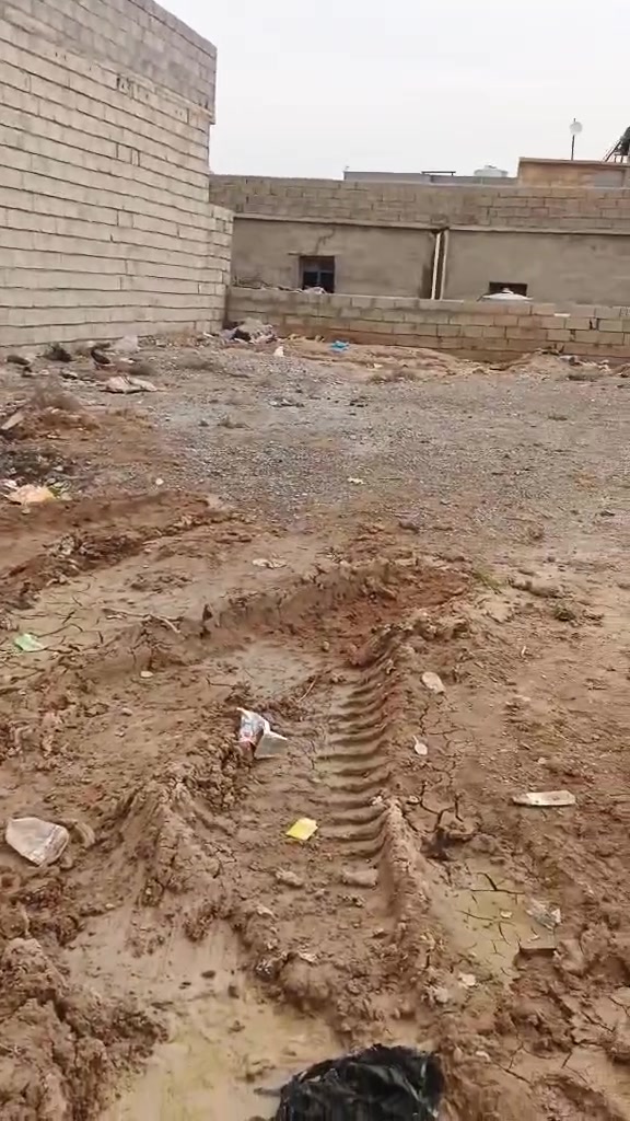 قطعه للبيع بحي السلام بشارع العسرات
بيها اساس ومدفون غرفتين نوم ومطبخ وهول وربعه المساحه 2/16/متر 
واصلها مي وكهرباء
 اسعر /8/مليون.  وبي مجال اتصل ودلل ***********
