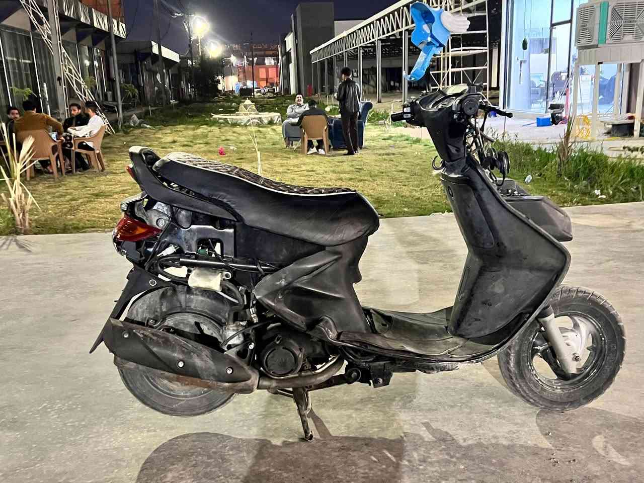 السلام عليكم دراجة فراشة مال حاوية صار شهر من عمرناها اغراض كله حاويه  مكفولة كفالة عامة كلشي بية شغال اي نقص مابية محرك مامفتوح السعر 500 وبية مجال لشراي يتصل مكاني نجف ***********
