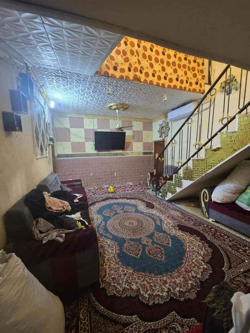 🏠 بيت للبيع – الديوانية / التقية الثالثة – خلف  الفوج التكتيكيي مقابل حسينيه باب الحوائج
📐 المساحة: 160متر
🏗️ نوع السند: طابو زراعي سند 25 (بيه معاملة تطويب)
🏗️ نوع البناء: طابق واحد + بيتونة كبيرة في الطابق الثاني – ، عقاده مسلح

🔹 تفاصيل البيت:
غرفه نوم:  الأولى بمساحة  - الثانية بمساحة - صالة رئيسية بمساحة  - استقبال واسع بمساحة  - مطبخ بمساحة 4×4 - ممرات عدد (3) - مجاميع صحية (داخلية وخارجية) - طارمة كبيرة

في الطابق الثاني: بيتونة كبيرة + سطح بمساحة 160 متر
💡 الخدمات: المنطقة مخدومة بالكامل
 وقريبة من الشارع العام
وأجـهـته  ونـزأأل 

للاتصال او واتساب ***********
