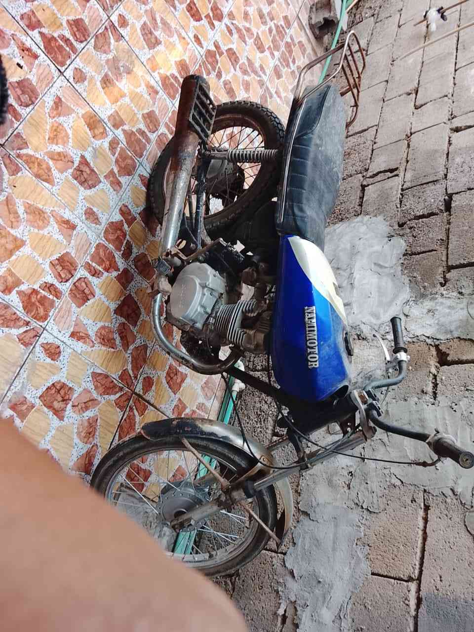 السلام عليكم دراجه ايراني للبيع مناقصها شي تاير وره جديد ويل امامي جديد نمره كير جديد كلج جديد مكينتها حلوه ونضيفه جاهزه الدراجه هندر واحد السعر 300 وبيها مجال مكان بصره الجزيره رقمي ***********
