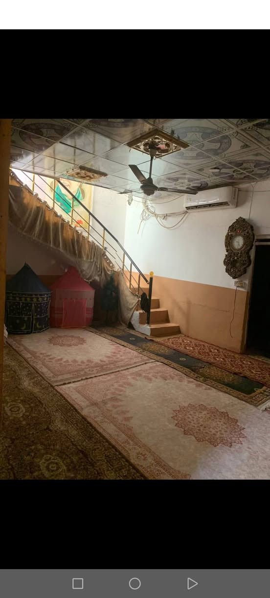 سلام عليكم بيت للبيع شارع المعمل القديم قرب محطه حجي وحيد 3غرف ومطبخ وصاله وبراني وطارمه هم صحيات بيت كامل من كلشي السعر 22  رقم الهاتف '***********
