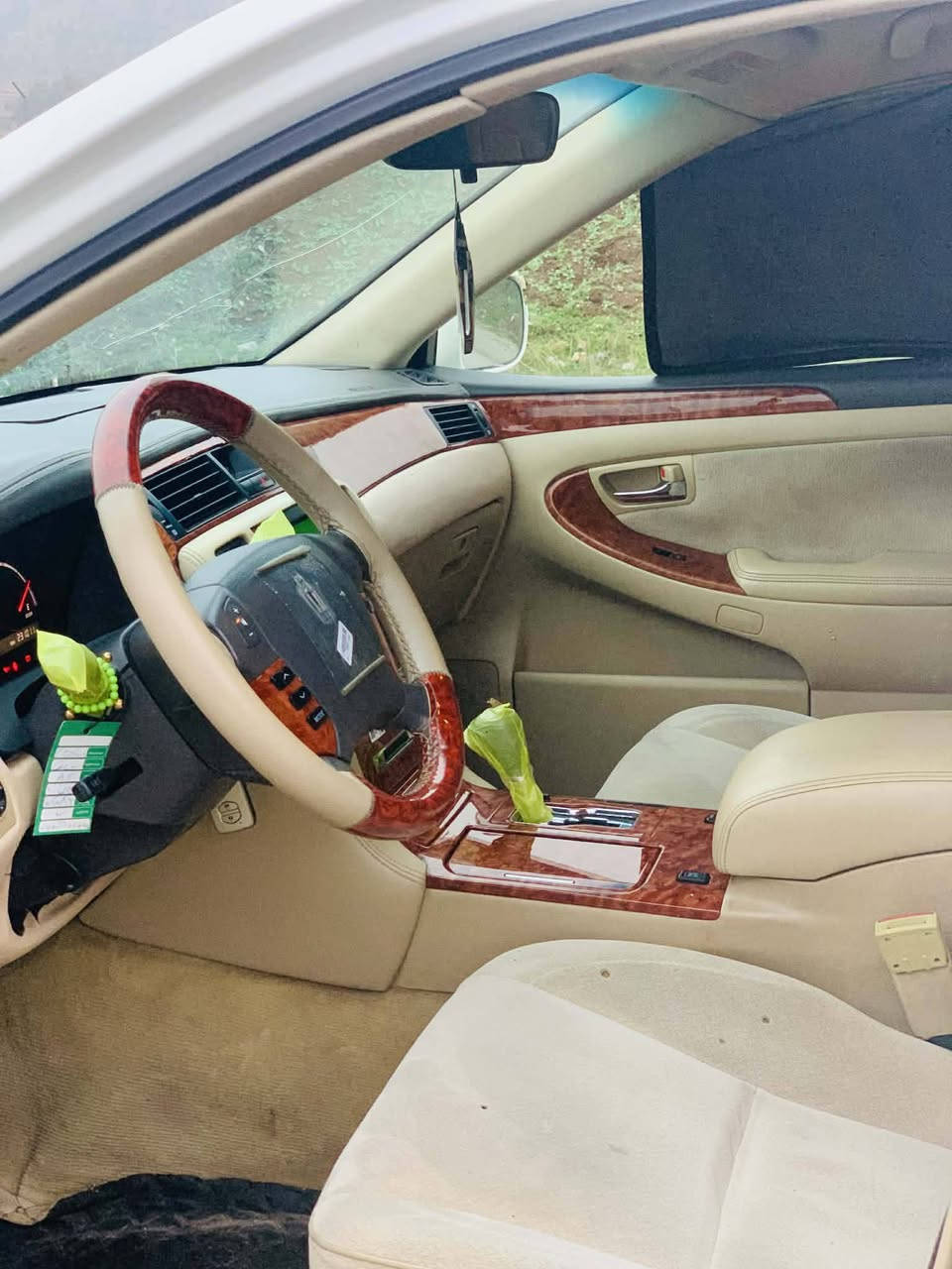 سەرەتا بەناوی خودا
شاهانه موسس 2005
 بئ بوياخ 
گێڕو مه کینه بچوک 180بێ دوگه ڵ
به س شوێن موس بۆیاخه
سه قفو هه یکه لی نوکه ده رزی شوختی نیه
بێ ده عم لیداروی
ناو زه رد
دوو دوگمه
داشبوڵی ڕه قه م یه که
بێ ته قه و ڕه قه
جامی پێشه وه و دوای هه ڵگیراوه
 برێکی به ستراوه 
یه ک گڵۆپ شاشه ی هه ڵنه بوه
کامل عه شیای سنوق 
کاره بای و لایتو به گ لایت مه زبوت
 سه یاره که به شه رتی هه مو شتێک
گه ڤه ر گۆڕاو به شه رت ڕه قه م 
شه نسی به شه رت

تێبنی شاشەو بەسمەنییە

شوێن سەیسادق 
سعری سەیارەکە ٥٨گه ڵاو مه جالێک که م 
***********
