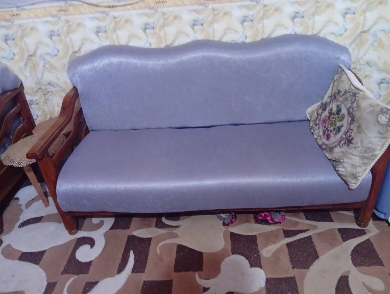 طخم 6قطع 4كراسي و2كبار كلهن مدوشمات سفنج درجه اوله ضغط عالي و مصبوغات صبغ درجه اوله فقط وحده ما مدوشمه +3طبلات خشب السعر 450 و بي مجال قليل (حك الجيه فقط) العنوان/ميسان حي الشهداء بلخدمي مال جسر الزهور للستفسار الاتصال على رقم ***********
