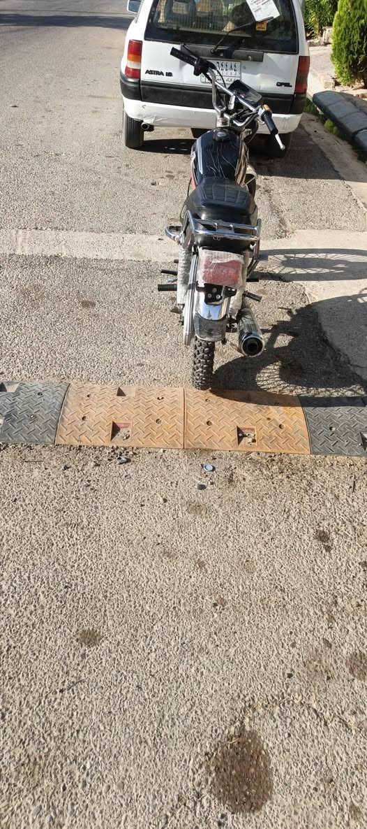 السلام عليكم دراجه موديل 2020 محرك نظيف لا صرف لا بخار كهربائيات شغاله دراجه مال بيت. السعر315 بها مجال 
***********
