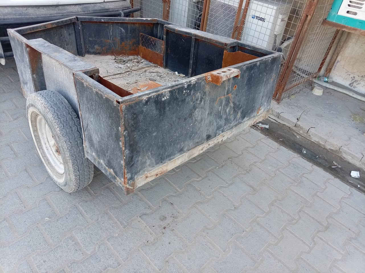 السلام عليكم عربانة للبيع الابعاد متر ونص في متر ٢٠ عمق ٥٠ تقريبا... سعر200 الف... رقم موبايل ***********
