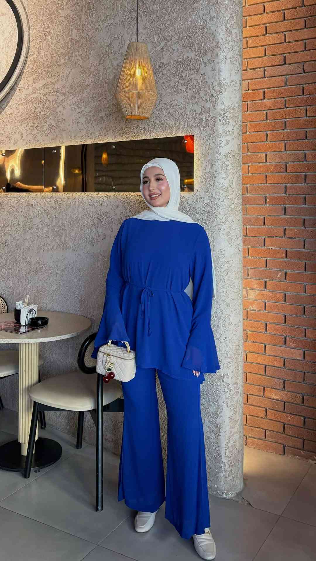 Arram Brand
سوت شيفون مبطن 
اجمل وارقى الموديلات هاذه الموسم ب5 الاوان صيفيه 
طول الكيلوت 105 sm 
طول الجاكيت 78 sm
متوفر توصيل 
***********
