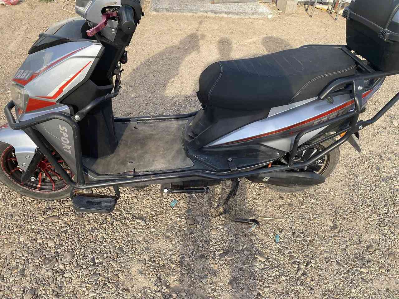 سلام عليكم ماطور سكنس شبح للبيع نضافه فول البطاريات عل فحص كلهن جدد مسطرةة الشاحنه مال الماطور جديدة مال ماسة
 السعر 600وبي مجال 
مكان الدراجة جزيرة البعساف 
رقم: ***********
