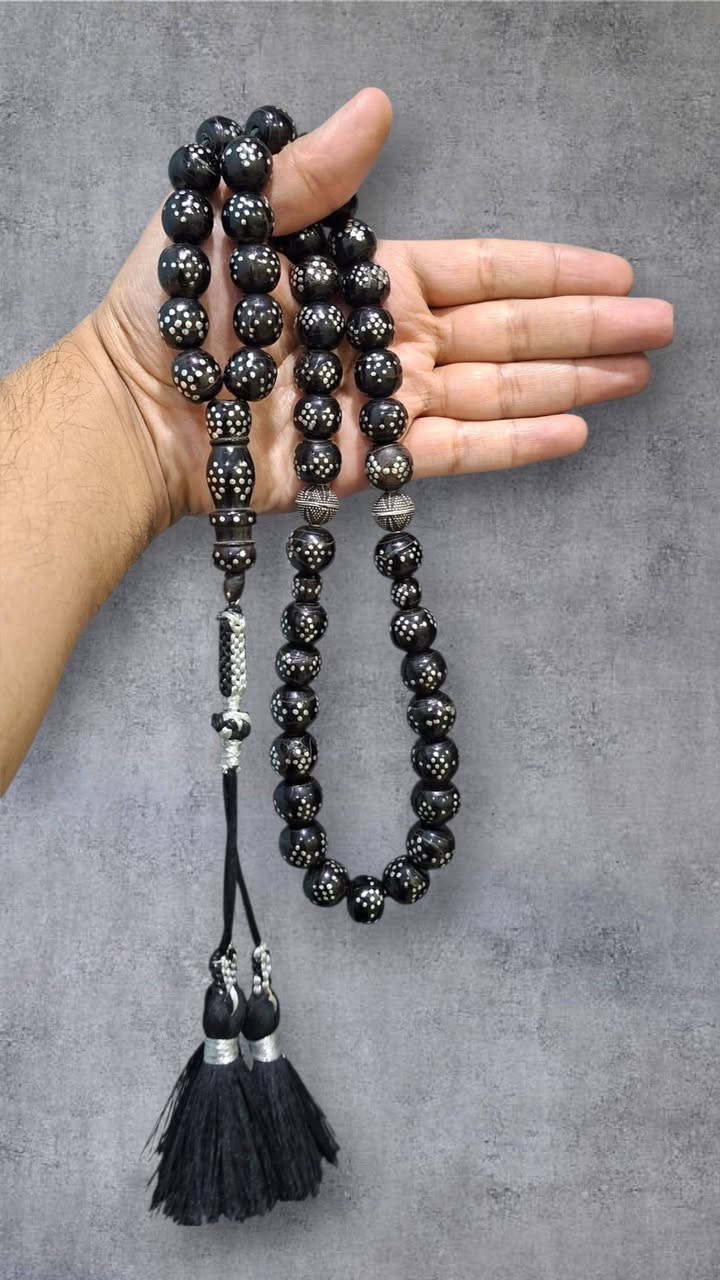 يا الله..  🤲🌹
سبحه ( 📿 ) يسر حجازي مكاوي  قديم ...
العدد 45 خرزه دك بقلاوه نضافه تامة… 
وزن السبحه الوزن 135 غرام خشنه فواصل فضه…  
  
ملاحظه 💢 ابيع شرط حجازي مكاوي قديم … 

الشراي فقط يتواصل خاص ... 
ما راوس بيع فقط احبتي الغالين ...

 تواصل واتساب او على رقم ***********..
يوجد توصيل كافه محافظات العراق. 🚛...
