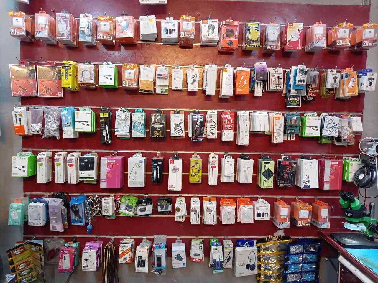 ديكور المحل + غراض المحل
الاكسوارات
شواحن بأانواعها
 سماعات
كيبلات
 كفرات بأانواعها أكثر من 3 الاف كفر
لواسق تقريبآ الفين لاسق
 واجهزه الصيانه + فلات شحن 
سبلت + مبرده
وشبكه انترنيت مع الكامرات والشاشه وعاكسه وكل مايحتويه المحل
ايجار بالشهر 150 الف
مكاني الكوفه شارع ميثم التمار قرب دور الحوزه
