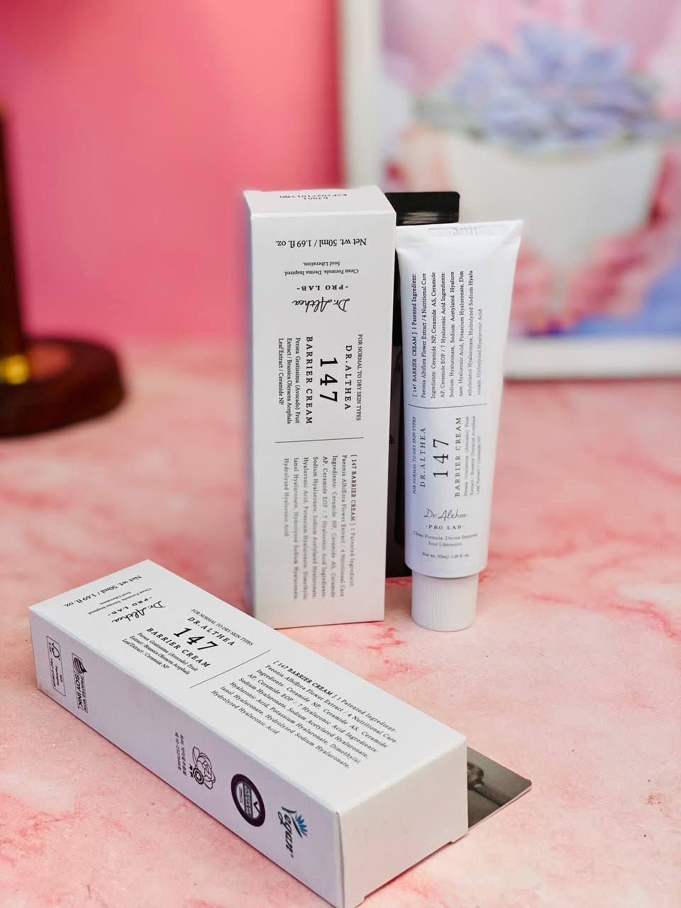 🌿 كريم دكتور الثيا 147 – Dr. Althea 147 Barrier Cream
لترميم حاجز البشرة، تهدئتها، وترطيبها بعمق 💧

🔹 يعزز الحاجز الواقي للبشرة
بفضل مركب Guaiazulene المهدئ، يخفف الاحمرار ويعيد التوازن للبشرة الحساسة.

🔹 ترطيب فائق بسبع طبقات من حمض الهيالورونيك
يرطب كل طبقة من طبقات البشرة ليحافظ على النعومة طوال اليوم.

🔹 تركيبة مغذية وغنية
مدعّمة بزيوت طبيعية مثل زيت الأفوكادو وزيت الشاي الأخضر + زبدة الشيا، لتغذية مكثّفة دون انسداد المسام.

🔹 لطيف وآمن 100٪
خالي من العطور، الكحول، البارابين، والمواد المهيجة – مثالي للبشرة الحساسة جدًا.

🔹 ملمس كريمي ناعم
يذوب في البشرة دون أن يترك طبقة دهنية، مثالي للاستخدام الليلي أو كخطوة نهائية في روتينك اليومي.

السعر خاص


**إذا كنت صاحب هذا الإعلان وتريد حذفه لأي سبب، رجاءا أرسل رسالة إلى الدعم الفني**