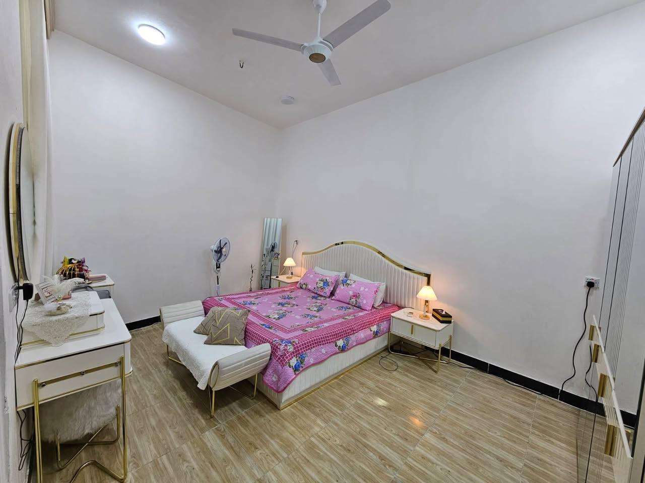 بيت 3 طوابق (بناية)
نوع العقار طابو ملك صرف 

في ابي الخصيب - ابو مغيره 
قرب مستوصف ابو مغيرة قريب جدا عن شارع ابي الخصيب الداخلي
ثالث بيت عن الشارع

مساحة الارض 200 مسجل بالطابو 135 والباقي فضله واقع حال
البيت ركن على شارعين تبليط 
 
 البناء بلوك درجه اولى
 سنة البناء 2023

فقط الطابق الارضي كامل .

الطابق الارضي / يحتوي على استقبال و صالة ومطبخ وغرفتين و 3 حمامات وطارمه 

الطابق الاول و الثاني بيهن 4 شقق بس هيكل الماي والمجاري كاملات 
وبيتونه والسطح كاملات

السعر 230
الهاتف ***********
